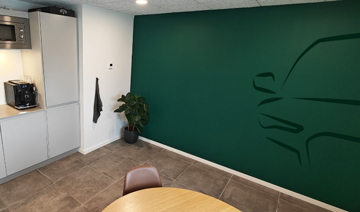 Billedet viser en væg med deko af en bil