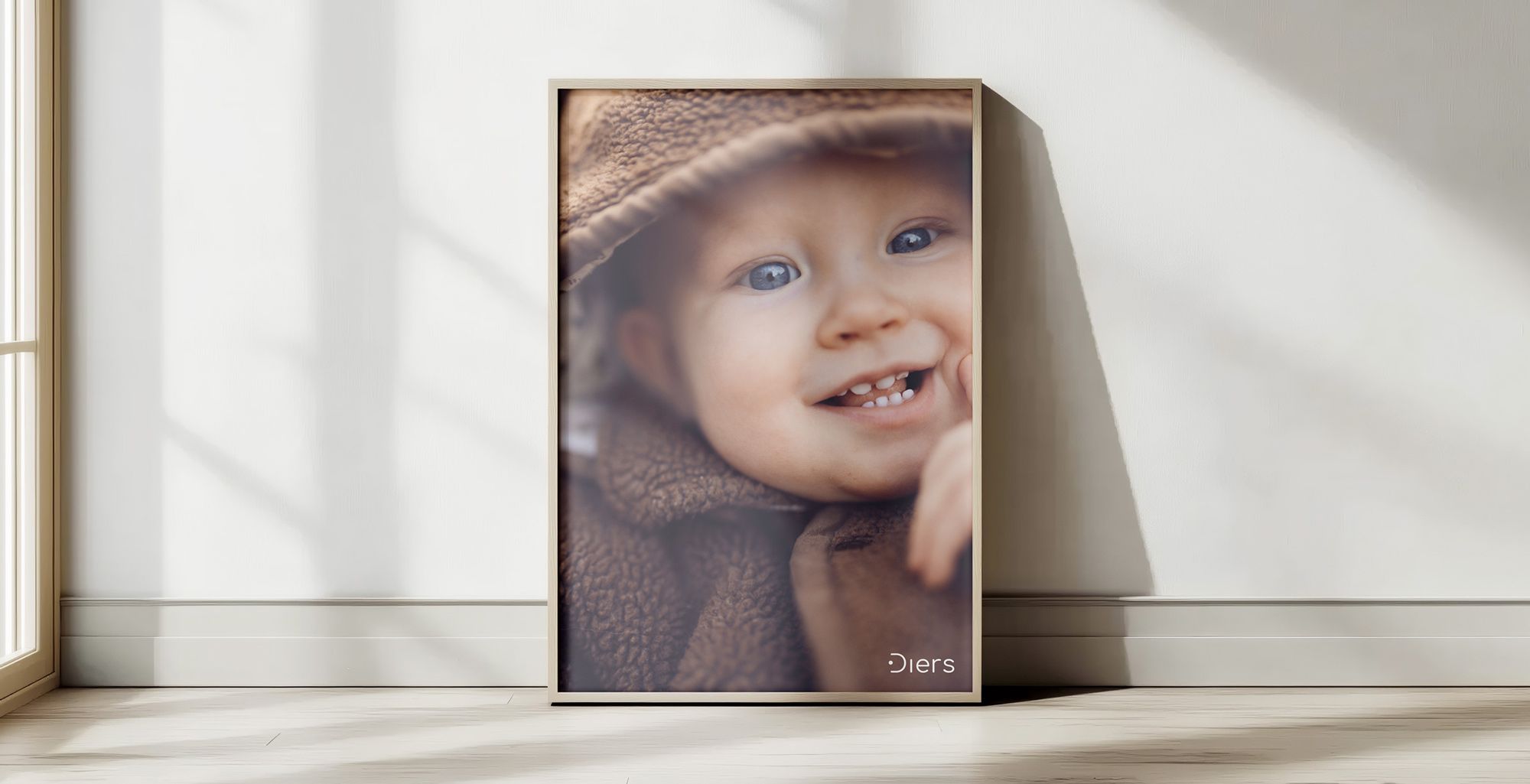 Billedet viser en plakat med et billede af en lille dreng