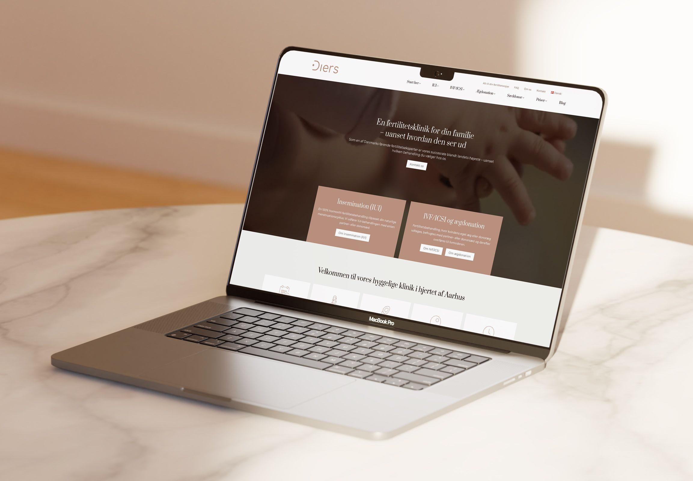 Computer der viser diers fertilitetskliniks hjemmeside