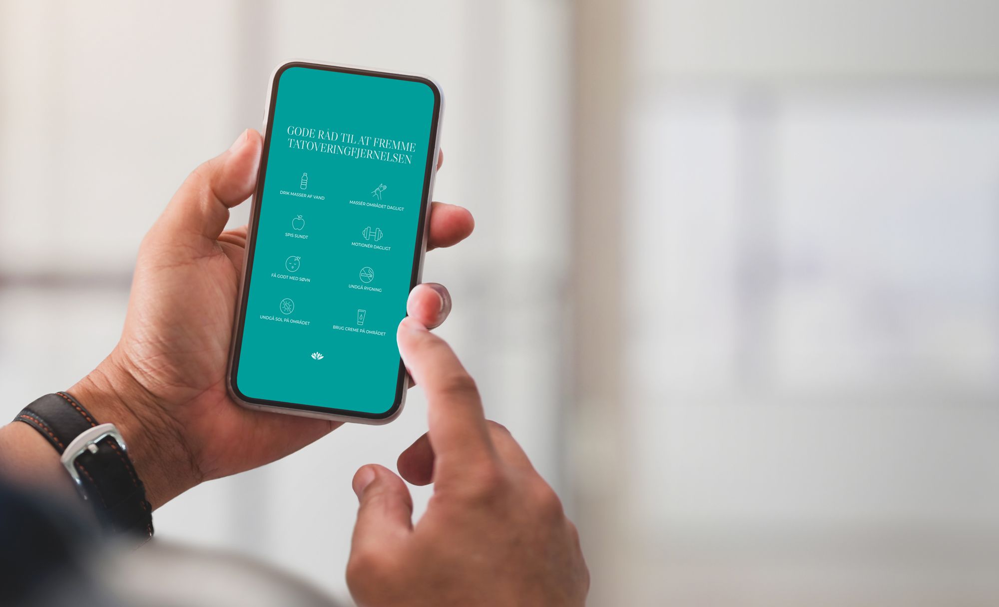Billedet viser en hånd der holder en telefon med en kampagne på sociale medier for Laser Removal Clinic