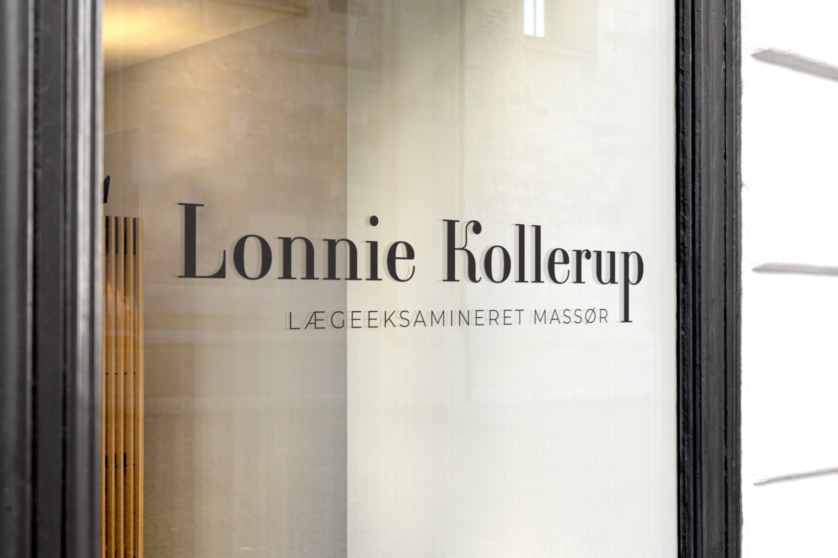 Lonnie kollerups logo på glasdør