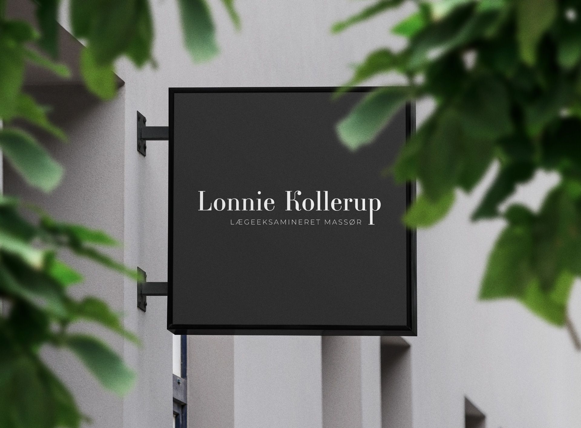Skilt med Lonnie Kollerups logo på