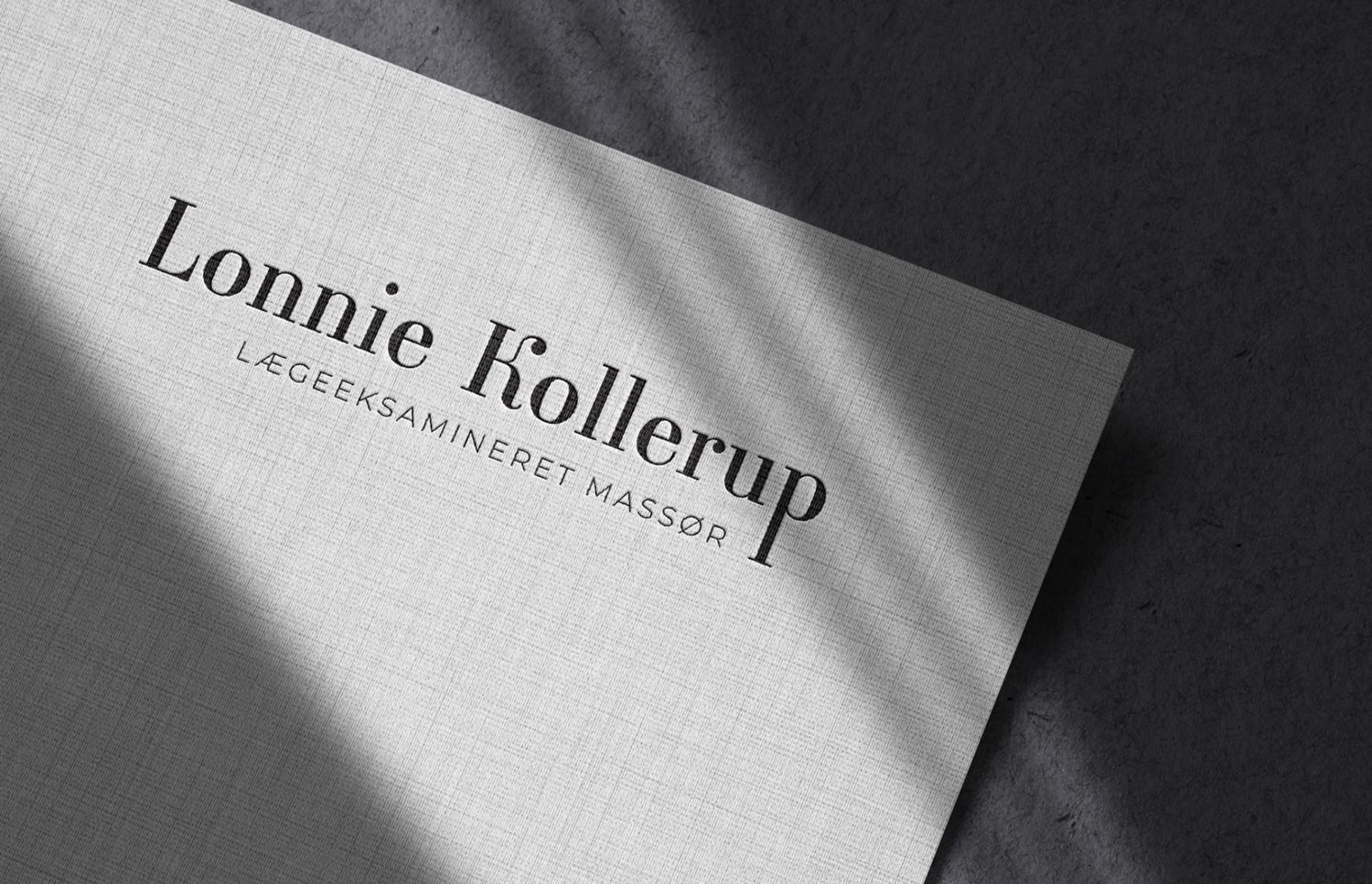Billedet viser Lonnie Kollerups logo på brevpapir