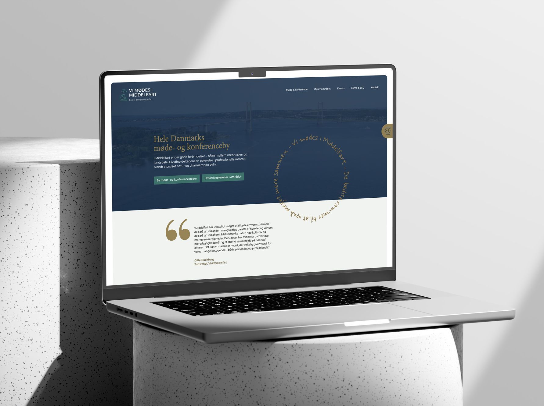 Macbook med Vi mødes i Middelfarts hjemmeside