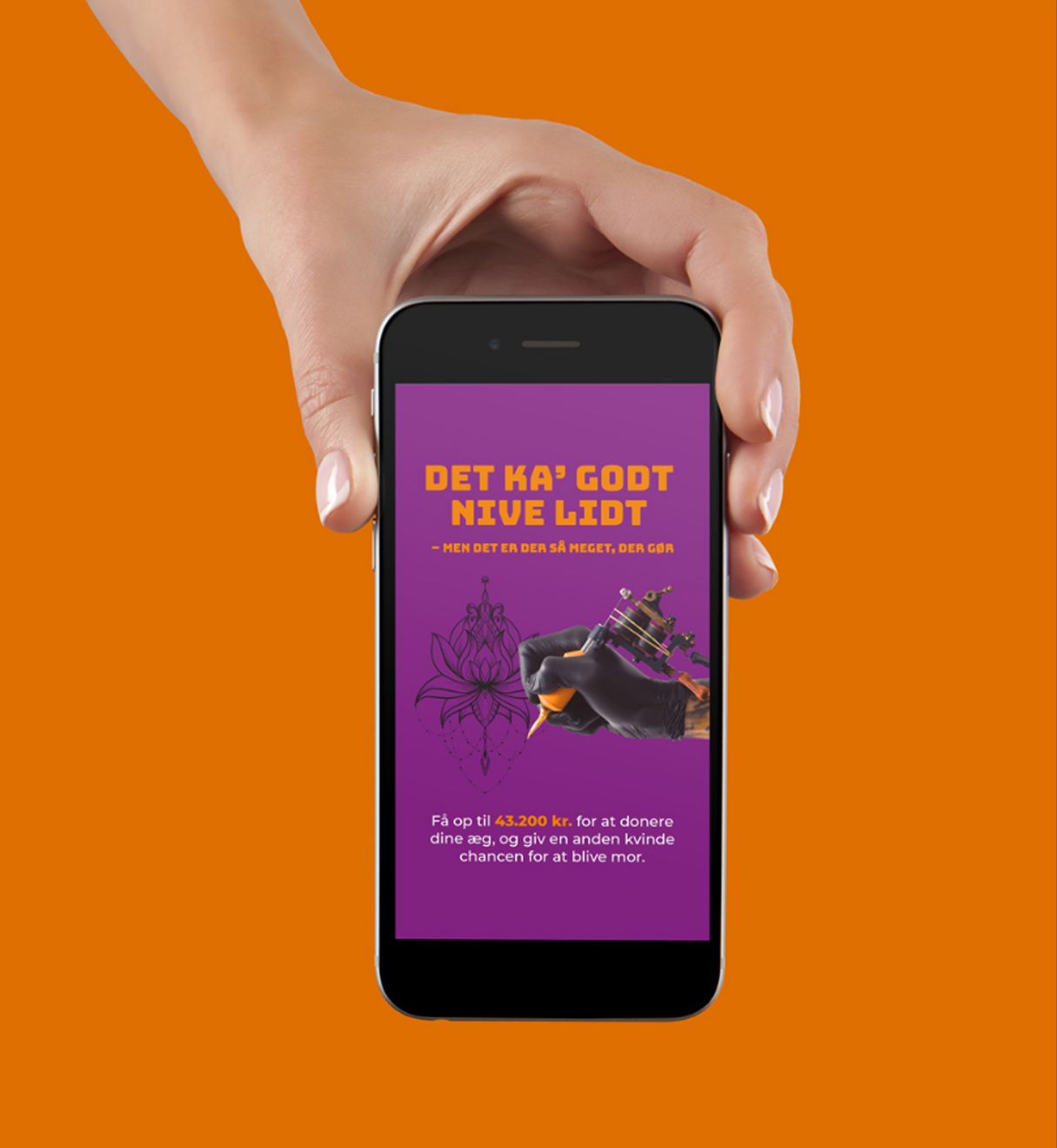 Billedet viser en hånd der holder en telefon med en kampagne på sociale medier