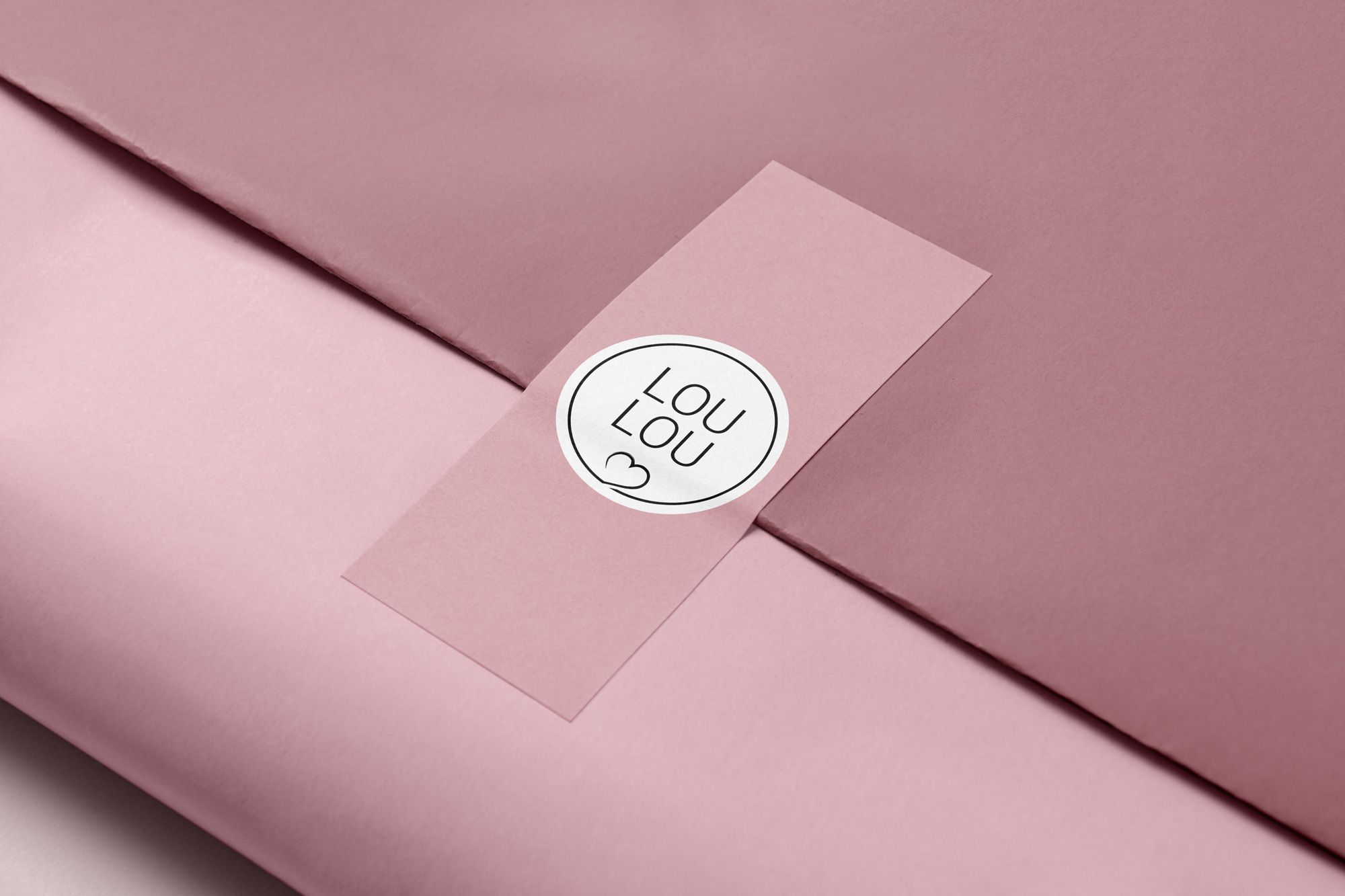 Label på pakke med LOULOU's logo