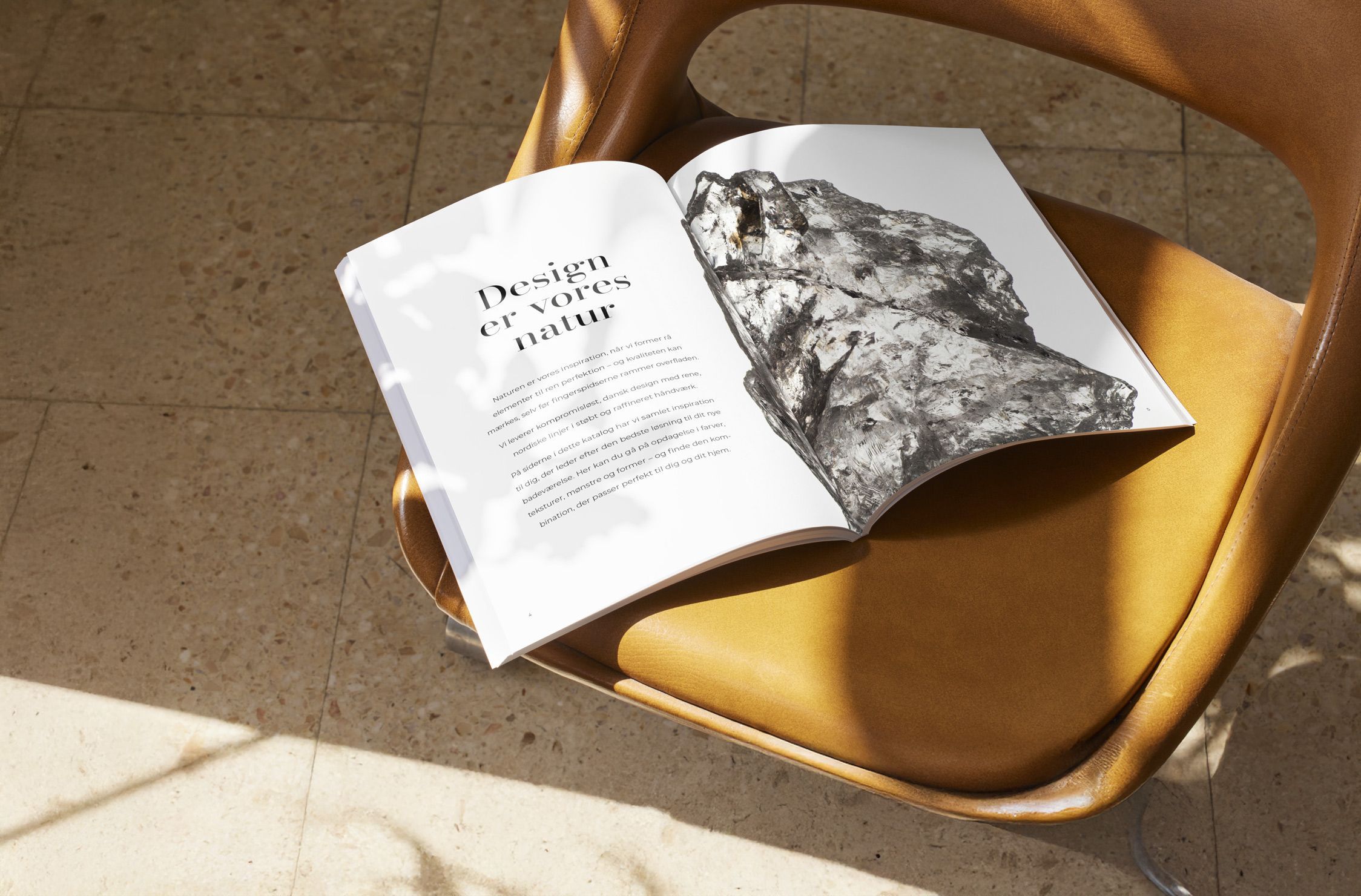 Stol med opslag af marmorlines katalog