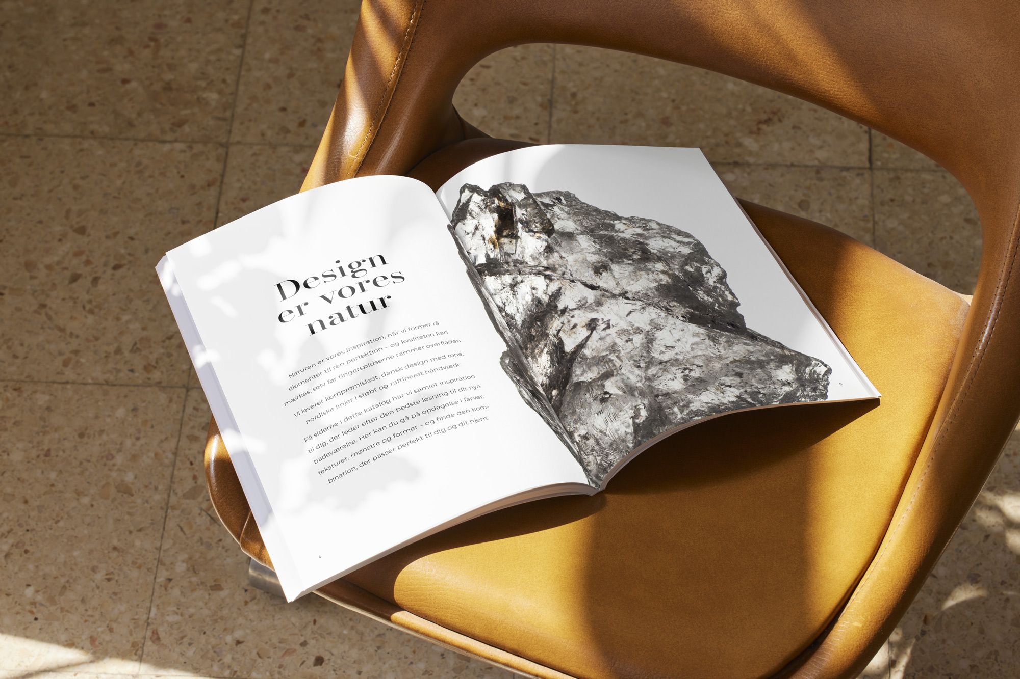 Billedet viser marmorline magasin som ligger på stol