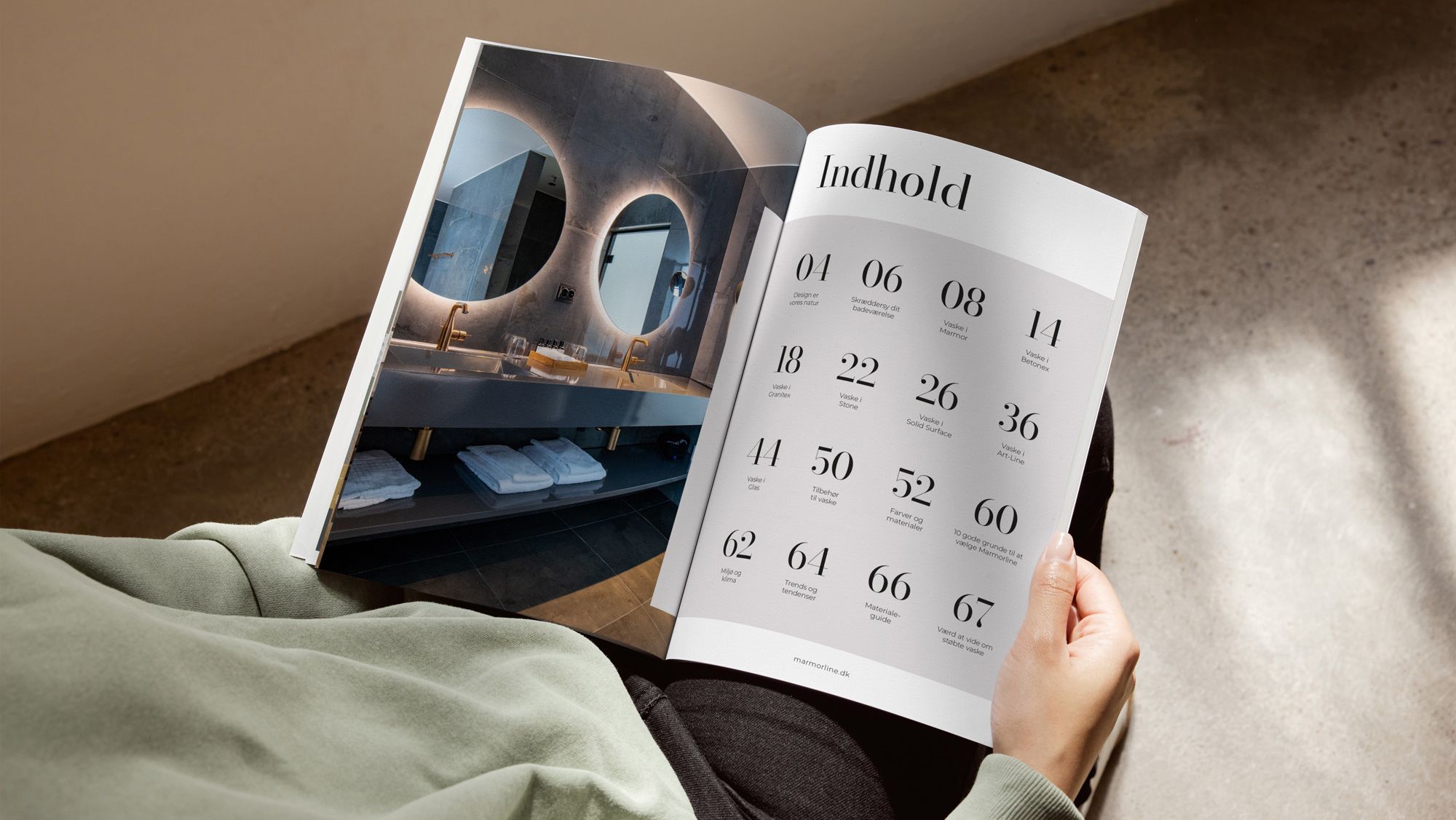 Billedet viser en person der sidder med et magasin i hænderne