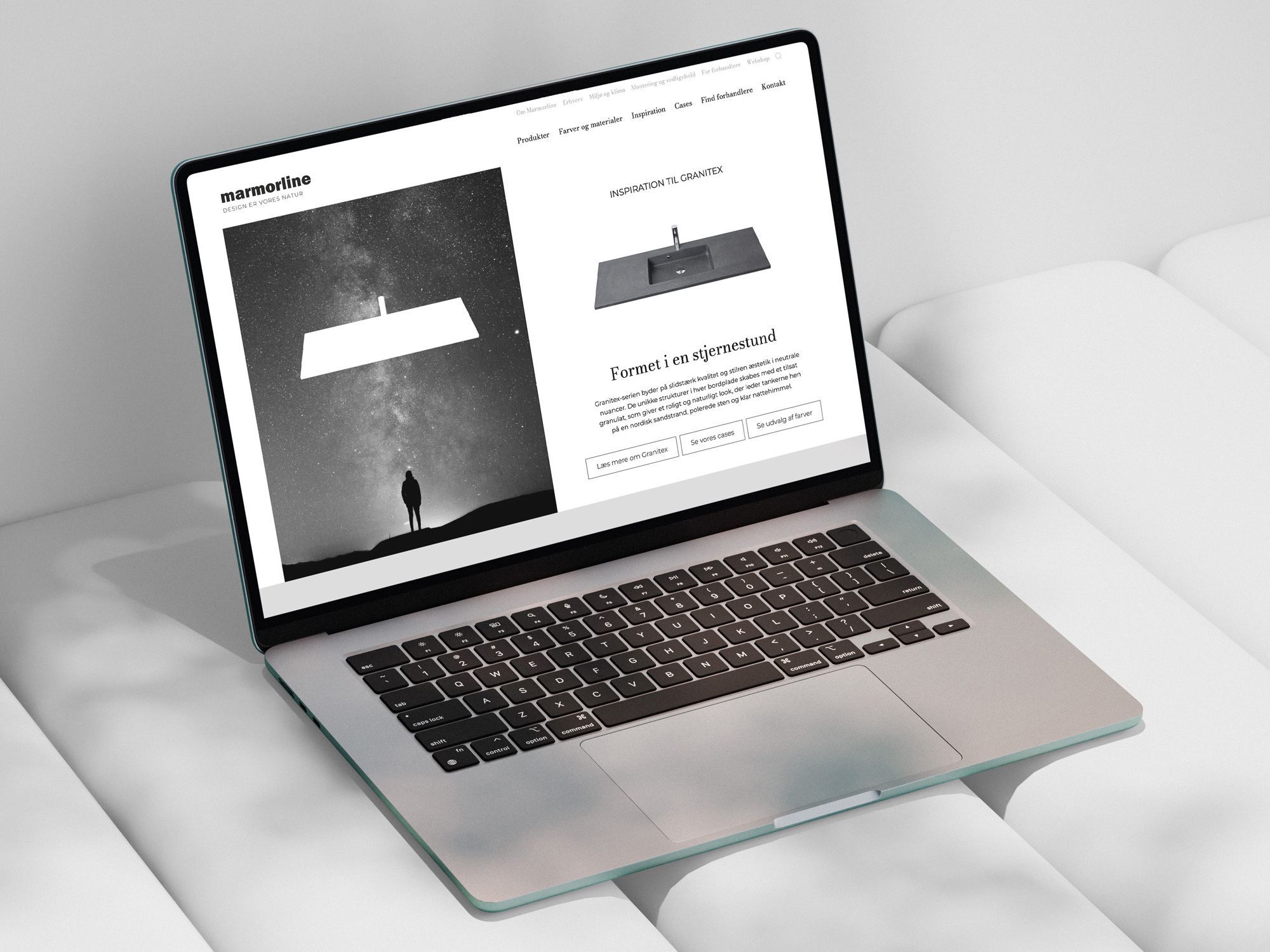 Mac på sofa med Marmorlines hjemmeside på