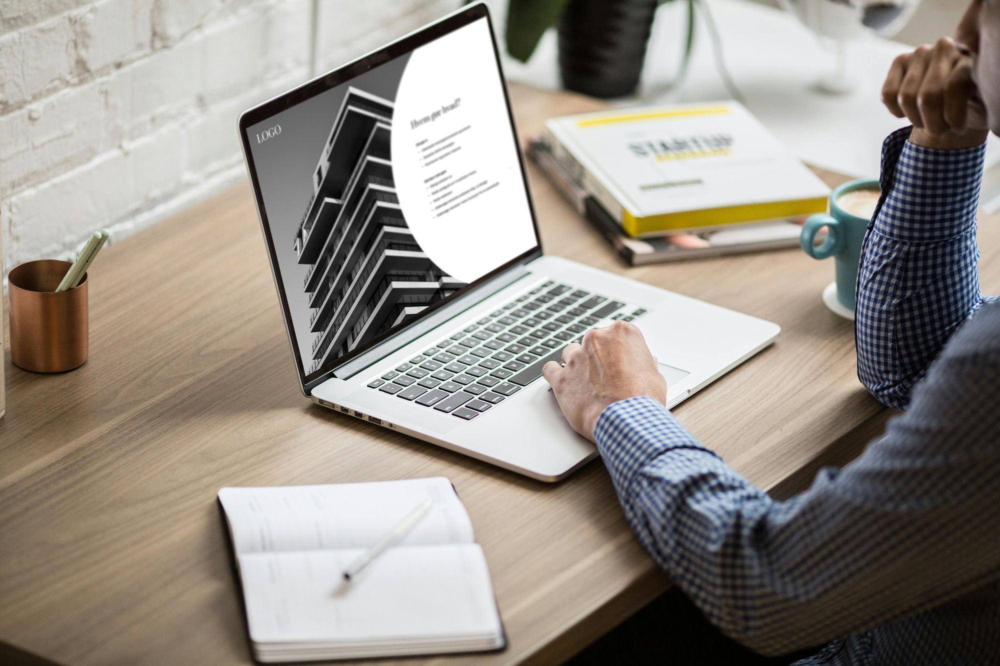 Mand sidder ved skrivebord med computer med powerpoint præsentation på