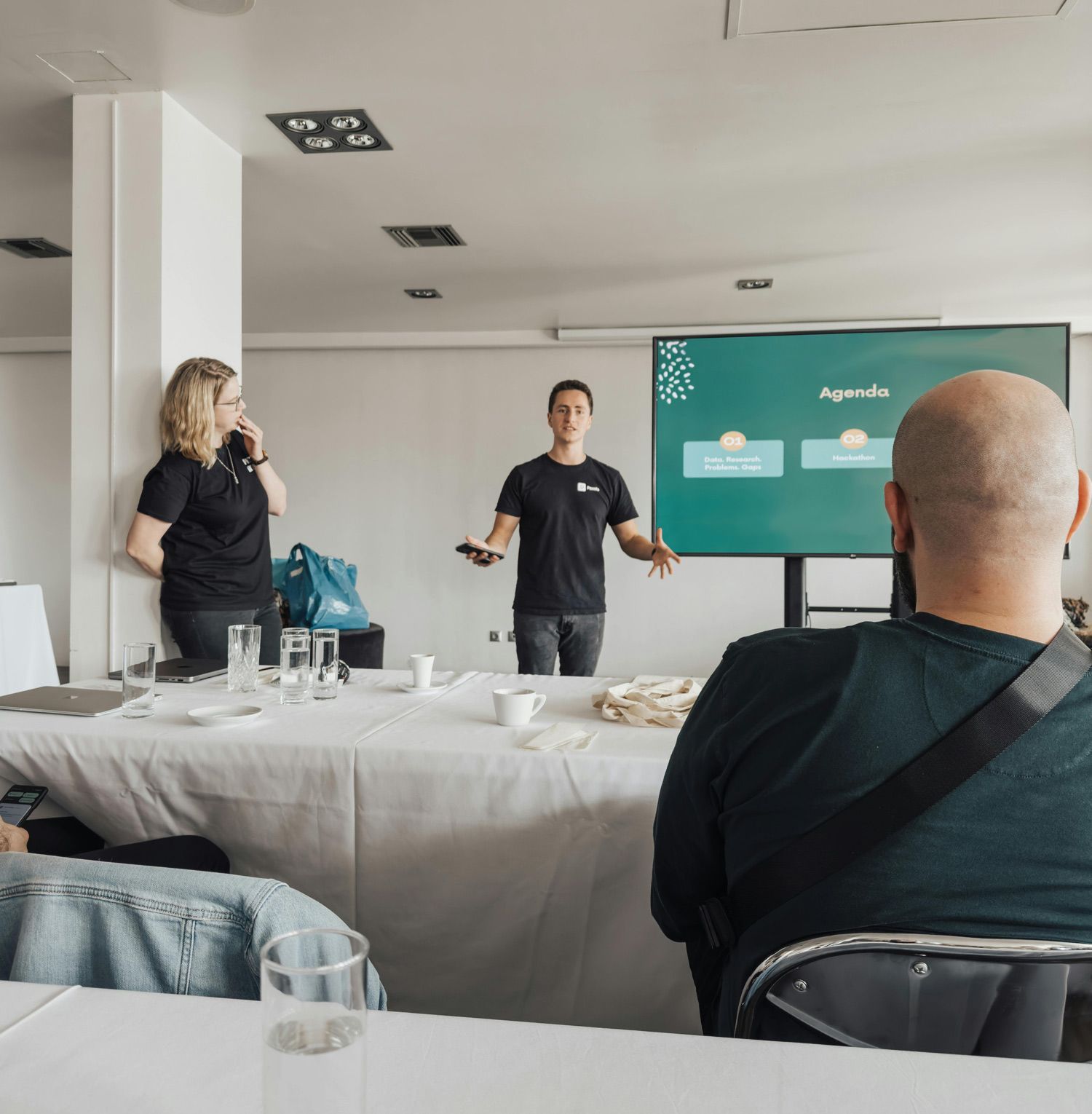 Mand præsenterer foran publikum