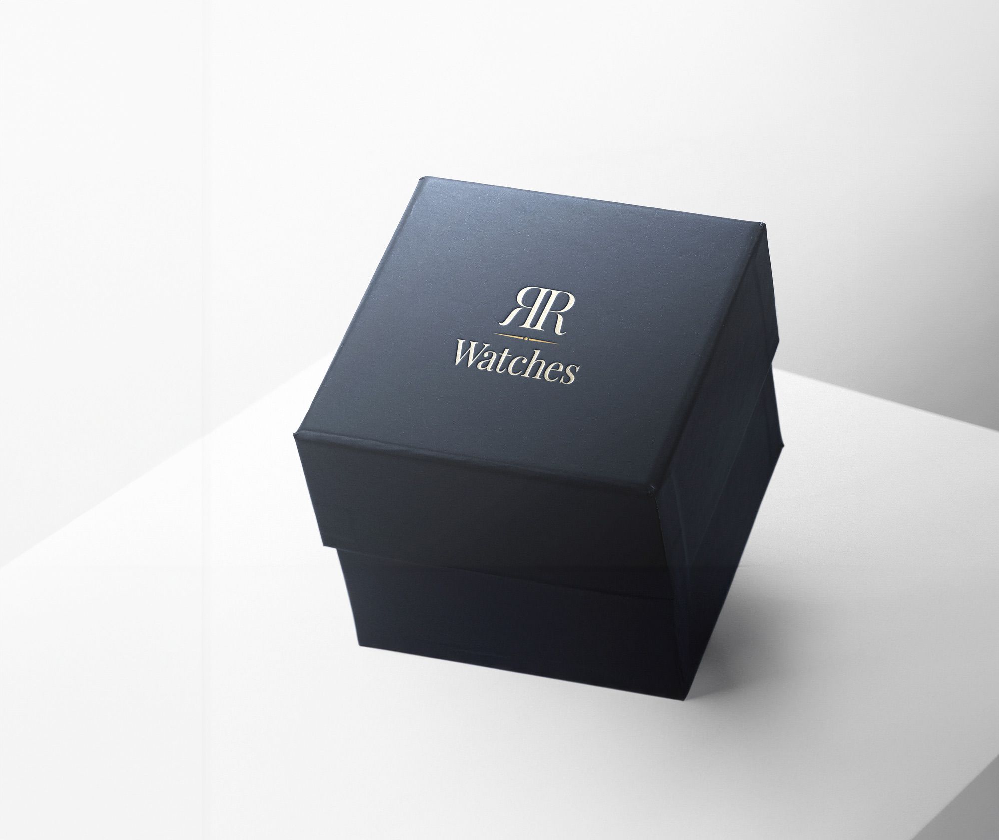 Elegant sort uræske med logoet 'RR Watches', placeret på en hvid overflade