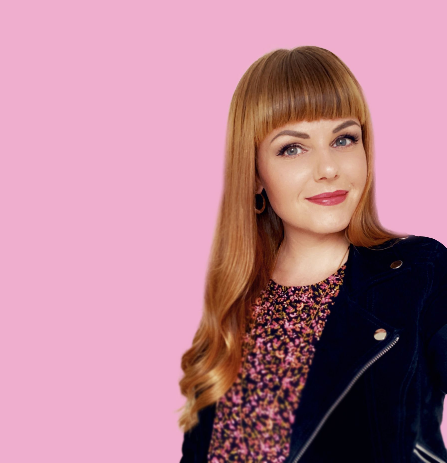 Sophie Valida Wølk Andersen på lyserød baggrund