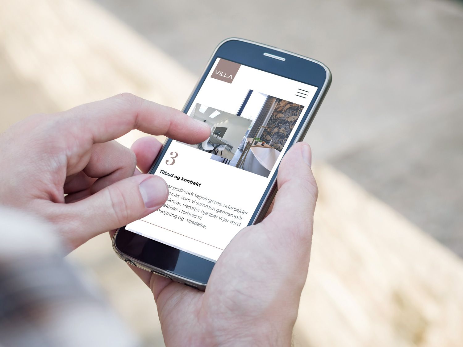 Billedet viser en hånd der holder en telefon med en kampagne på sociale medier