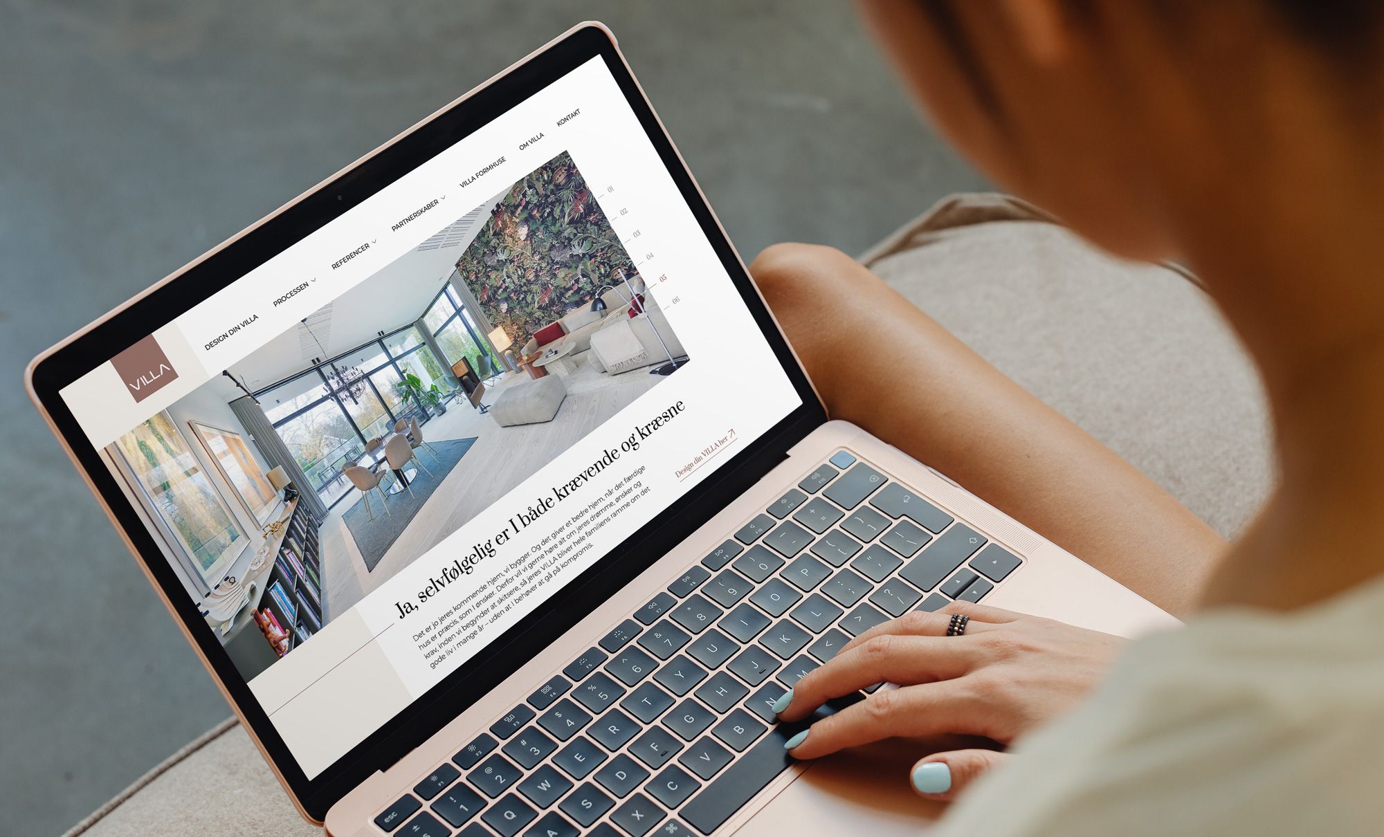 Billedet viser en computer med hjemmesiden for VILLA
