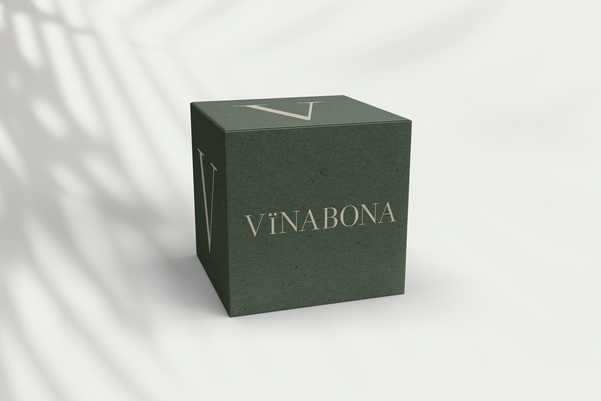 VINABÖNAs logo på en vinkasse