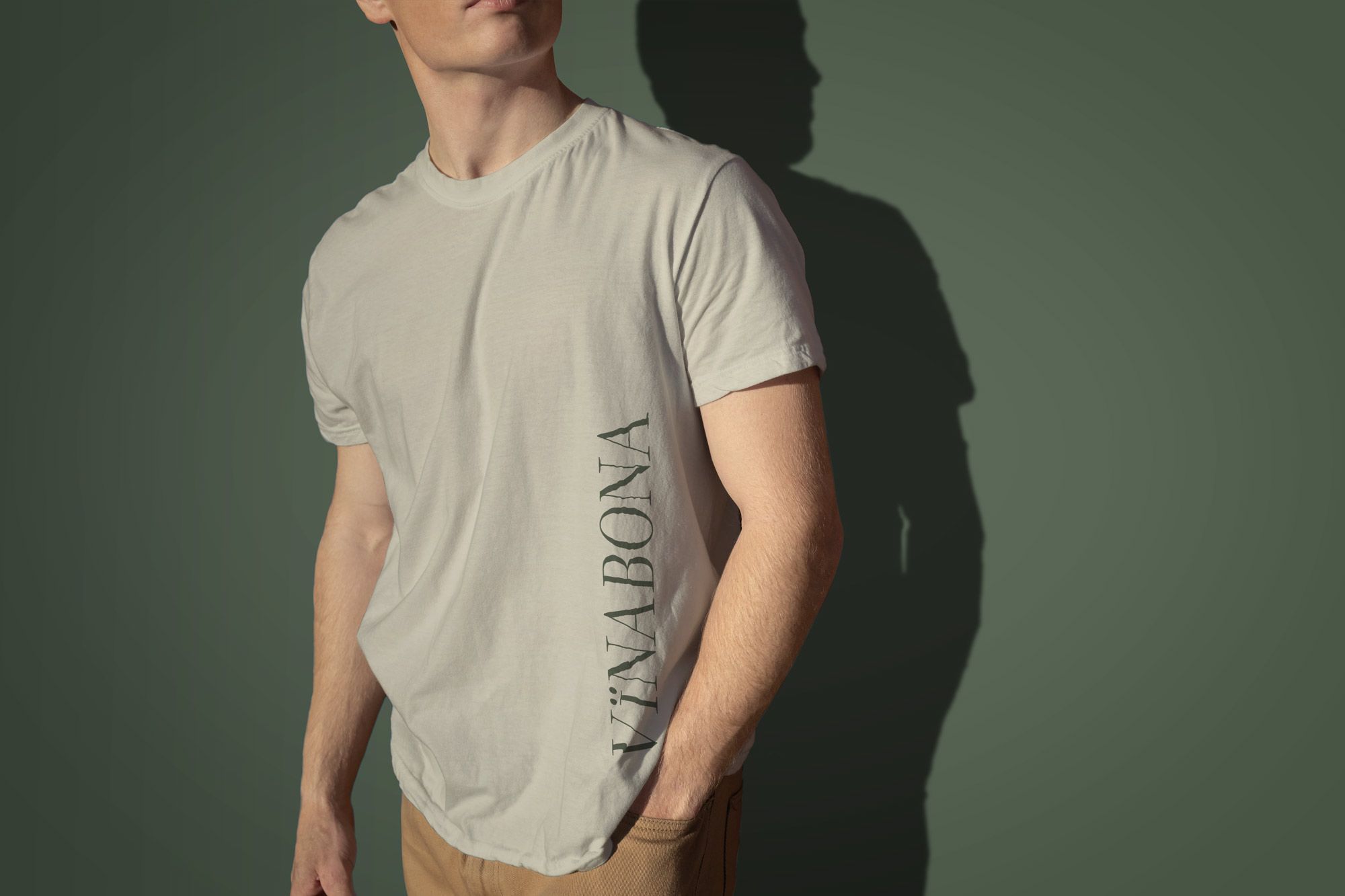 mand med t-shirt med VINABONA logo