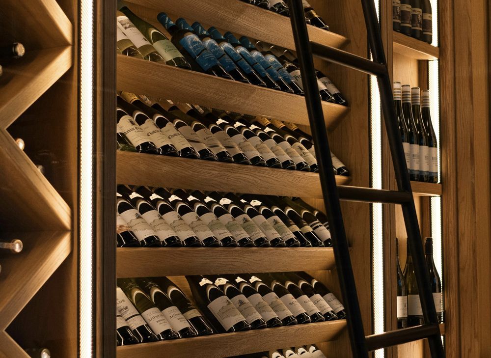 Billede af vinreol fyld med rødvin