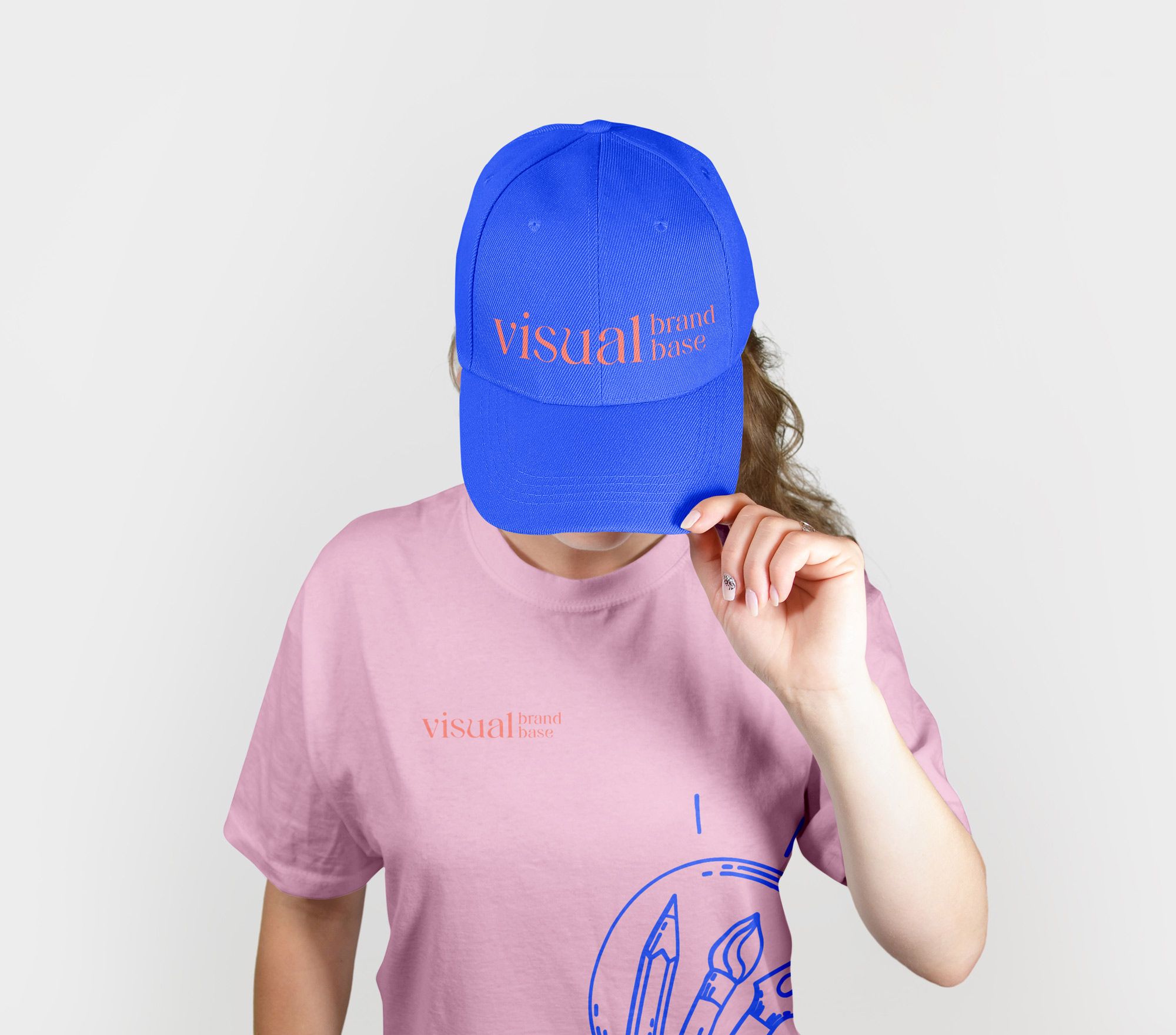 Kvinde med cap og t-shirt