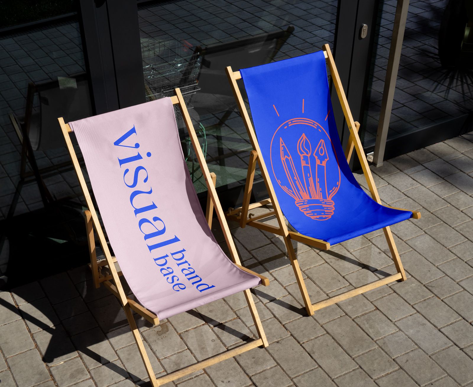 Solstole med Visual Brandbase logoet på